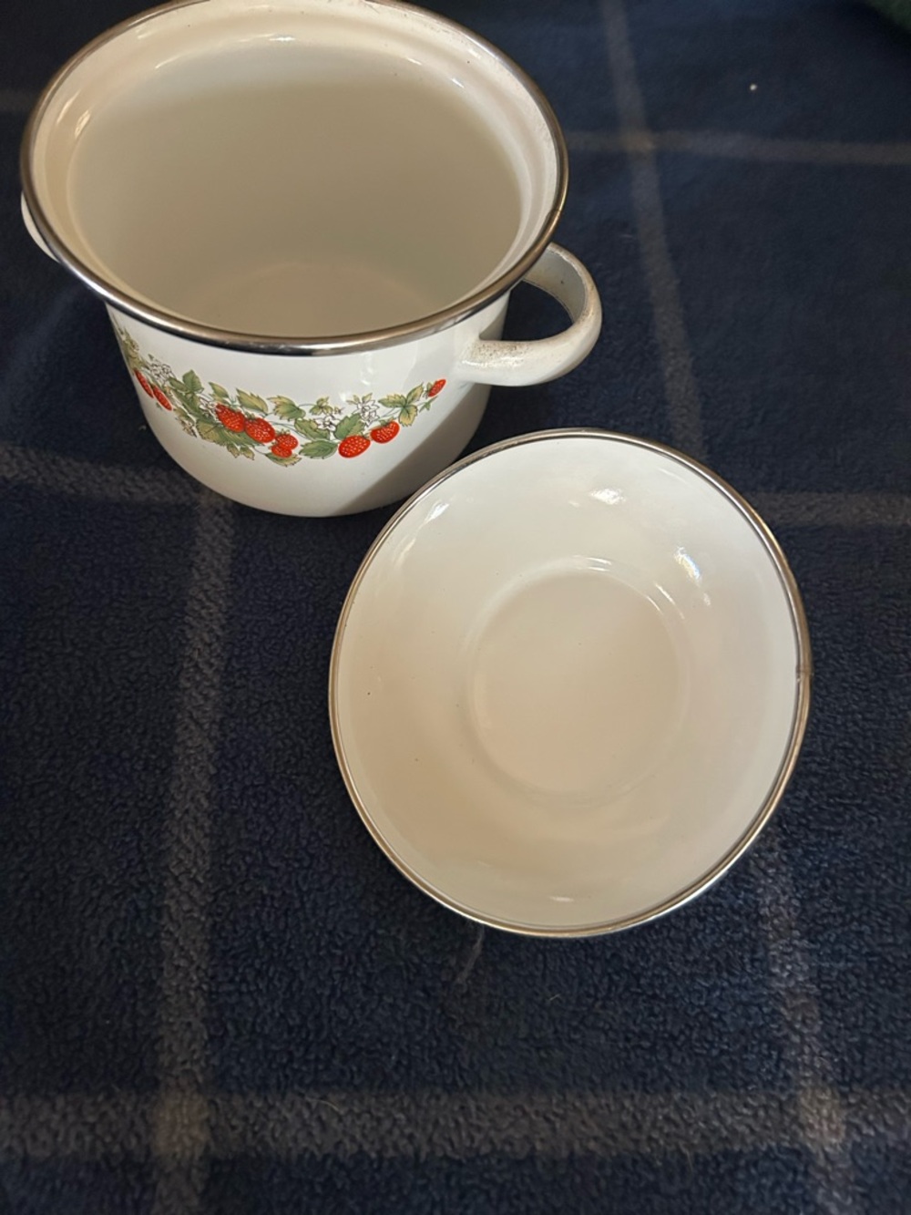 Small Enamel Pot With Lid White with Strawberry Print Kitchen Decorative - Picture 4 of 10